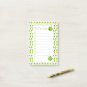 Groene kikkers om een lijst te doen post-it® notes (Op bureau)