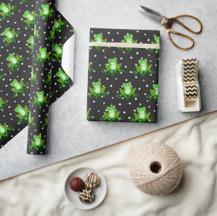 Groene kikkers op stippen cadeaupapier