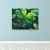Groene klaverbladeren met waterdruppels - canvas afdruk (Insitu (Houten vloer))