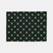 Groene kruisstiften op zwart fleece deken (Voorkant (Horizontaal))