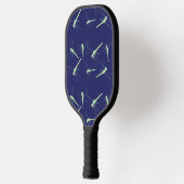 Groene libellen op blauw pickleball paddle (Links)