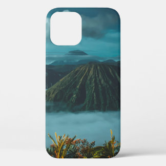GROENE MOUNTAINEN DIE DOOR WITTE KLEUREN WORDEN OM iPhone 12 HOESJE