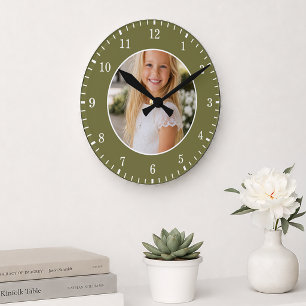 Groene op maat gemaakte foto en witte nummers gepe ronde klok