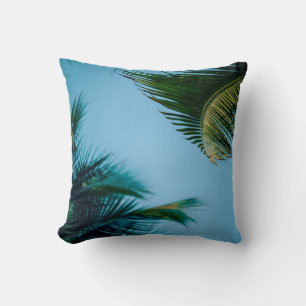 Groene palmboom onder blauwe hemel 's ochtends kussen