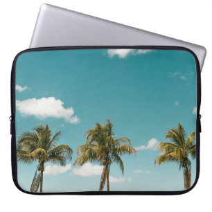 Groene palmboom onder blauwe hemel 's ochtends laptop sleeve