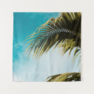 Groene palmboom onder blauwe hemel wandkleed
