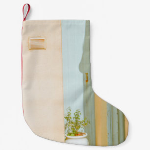 GROENE PLANT MET CERAMIC VASE BESIDE WHITE WOODEN  KLEINE KERSTSOK