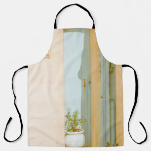 GROENE PLANT MET CERAMIC VASE BESIDE WHITE WOODEN  SCHORT