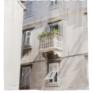 GROENE PLANT OP BROWN CONCRETE HOUSE BALCONY DOUCHEGORDIJN