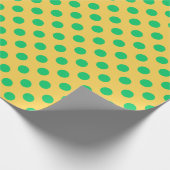 Groene polka-stippen op geel cadeaupapier (Hoek)
