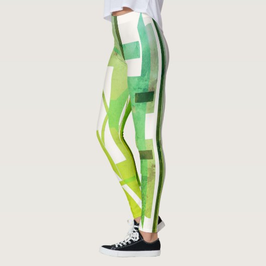 Groene schaduwen op gebroken witte MCM-gepatterde  Leggings (Links)