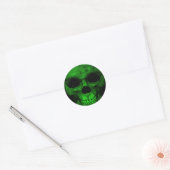 Groene schedel met zwarte achtergrond 2 ronde sticker (Envelop)