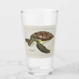 Groene schildpad over nicht Drink glas