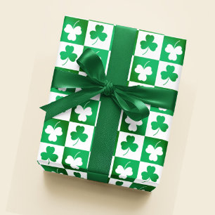 Groene Shamrock Klaver op Checkerboard Irish Party Cadeaupapier