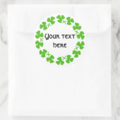 Groene Shamrockand-rand Tekst toevoegen Ronde Sticker (Tas)
