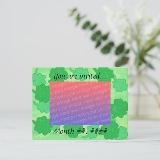 Groene Shamrocks Huwelijksfoto Uitnodigingskaarten Uitnodiging Briefkaart (Staand voorkant)