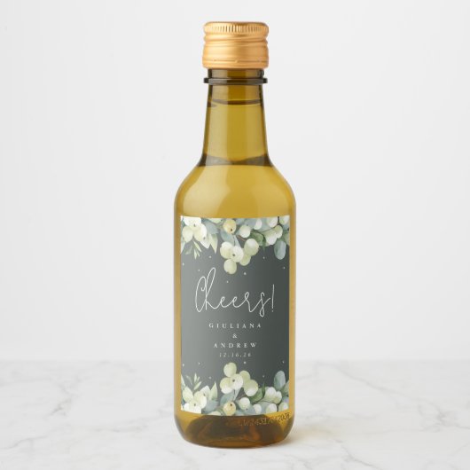 Groene Snowberry+Eucalyptus Winter Bruiloft Mini Wijn Etiket (Voorkant)