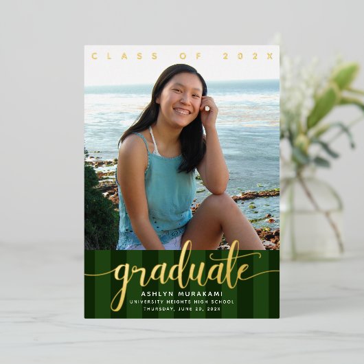 Groene strepen afstuderen fotoscript echt goud folie uitnodiging (Staand Voorkant)