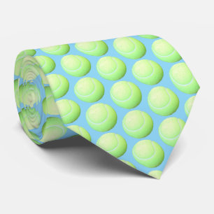 Groene tennisballen tegen lichtblauw stropdas