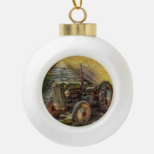 groene tractor Rustic Old Barn Keramische Bal Ornament (Voorkant)