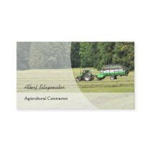 Groene trekker met kuilbeladen aanhangwagen