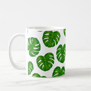 Groene tropische monstera laat een patroon achter koffiemok