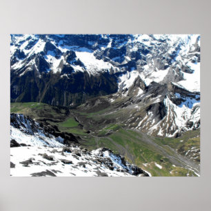 Groene vallei bij de Schilthorn-berg Poster