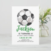 Groene Voetbal Jongen Verjaardag Uitnodiging (Staand voorkant)