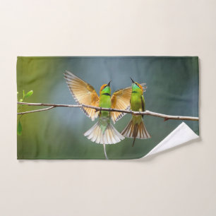 Groene vogels spelen in de bomen fotografie handdoek