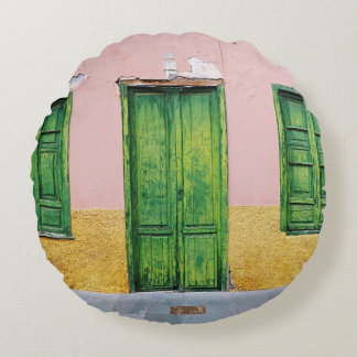 GROENE WOODEN DEUR OP WIT CONCRETE WALL ROND KUSSEN