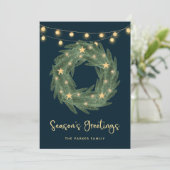Groene Wreate met Gold String Lights op blauw Feestdagenkaart (Staand voorkant)
