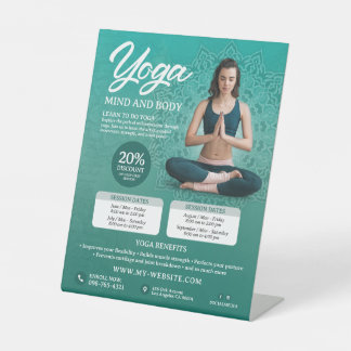 Groene yogaklasse, yogaleraar, yogaleraar reclamebord met voetstuk