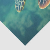 Groene Zeeen schildpad drijft Tissuepapier (Detail)