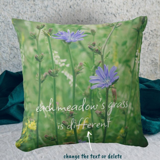 Groene zomerweide met blauwe bloemen kussen (Creator heeft geüpload)