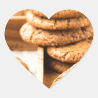 Groep havermoutkoekjes op het houten dienblad hart sticker