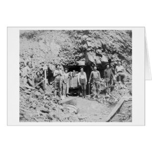 Groep Mannen buiten een mijnfoto