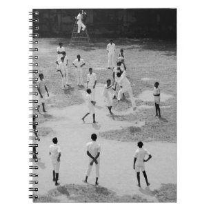 GROEP MENSEN DIE BASEBALL SPELEN NOTITIEBOEK