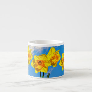 Groep narcissen gouden medaille bloemen espresso kop