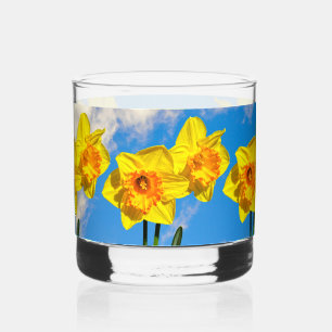 Groep van narcissen gouden medaille bloemen whisky glas