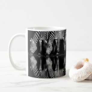 Groep vlaktezebras drinkt 's nachts samen koffiemok