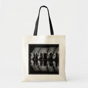 Groep vlaktezebras drinkt 's nachts samen tote bag
