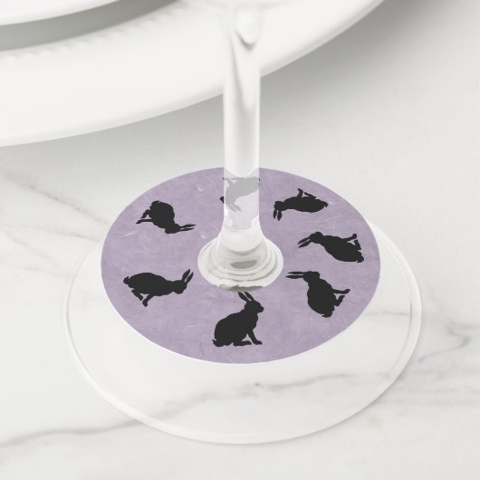 Groep zwarte zitkonijnen op Paarse Wijnglaslabel (Dichtbij)