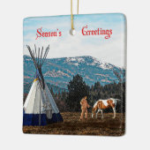 Groeten van het seizoen - Winterkamp Keramisch Ornament (Links)