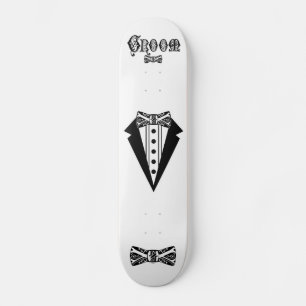 Groom met Stropdas en buis en zwart Skateboard