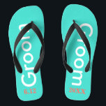 Groom Turquoise<br><div class="desc">Groom est écrit en blanc contre bleu turquoise clair avec des accents noirs. Personnalisez avec la date du mariage dans le corail. destination de plage cool ou tongs lune de miel. Design original par TamiraZDesigns.</div>