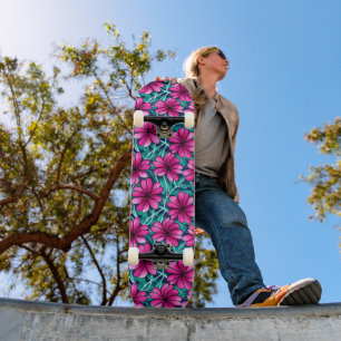 Groot helder roze bloemenpatroon skateboard