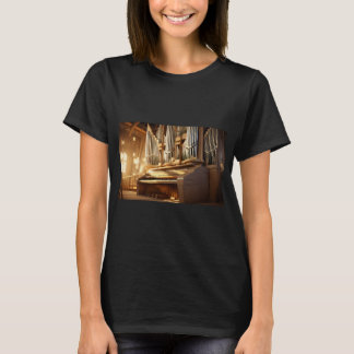 Groot houten pijporgel in zonnige heiligdom t-shirt
