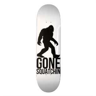 Groot voetje in een kraakbeen skateboard