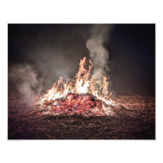 Groot vreugdevuur dat 's nachts brandt met hoge vl foto afdruk