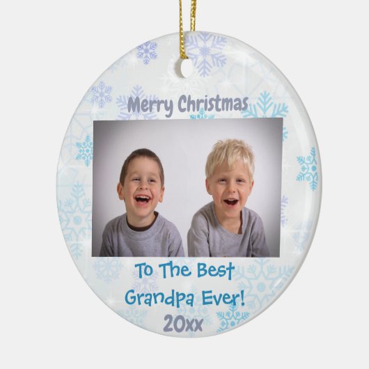 Grootkinderen met kerstcadeautjes keramisch ornament (Links)